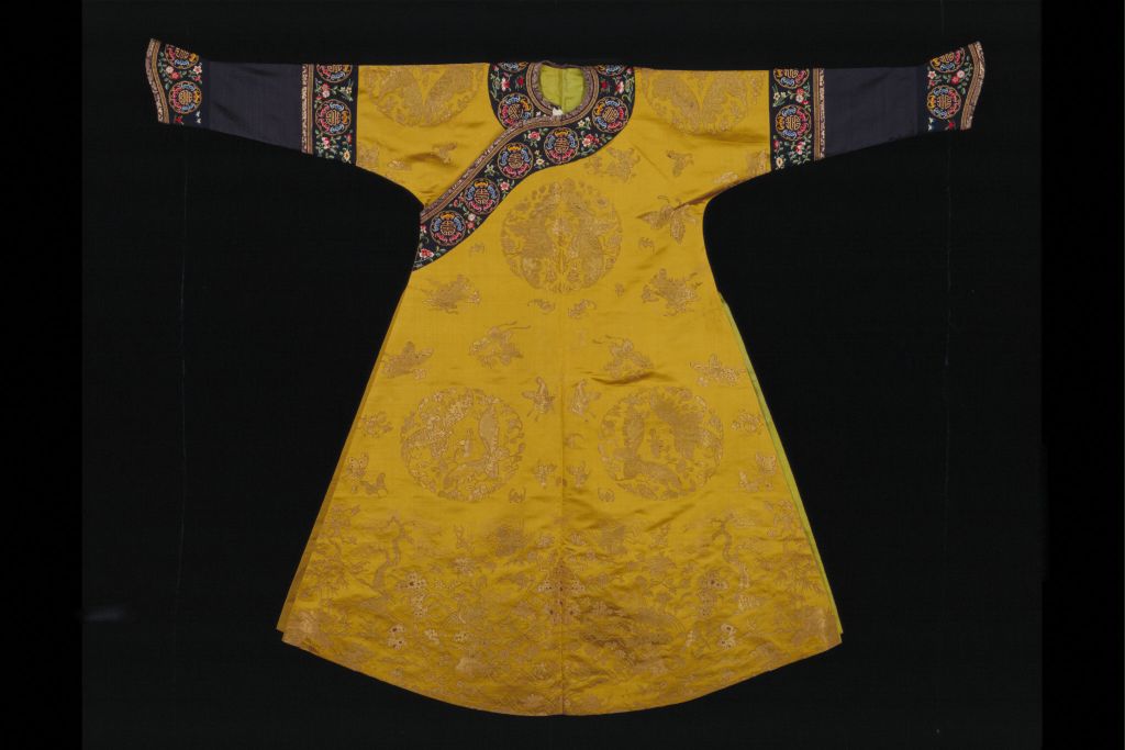 图片[1]-Fragrant and Colorful Ground Eight Regiments Happy Meeting Pattern Weaving Gold Satin Pattern Robe-China Archive